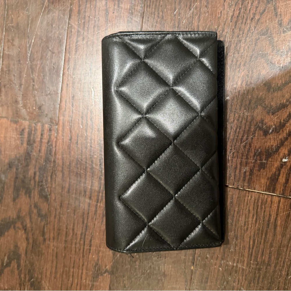 CHANEL: QUILTED LEATHER SUNGLASSES CASE — BLACK - Picture 3 of 7